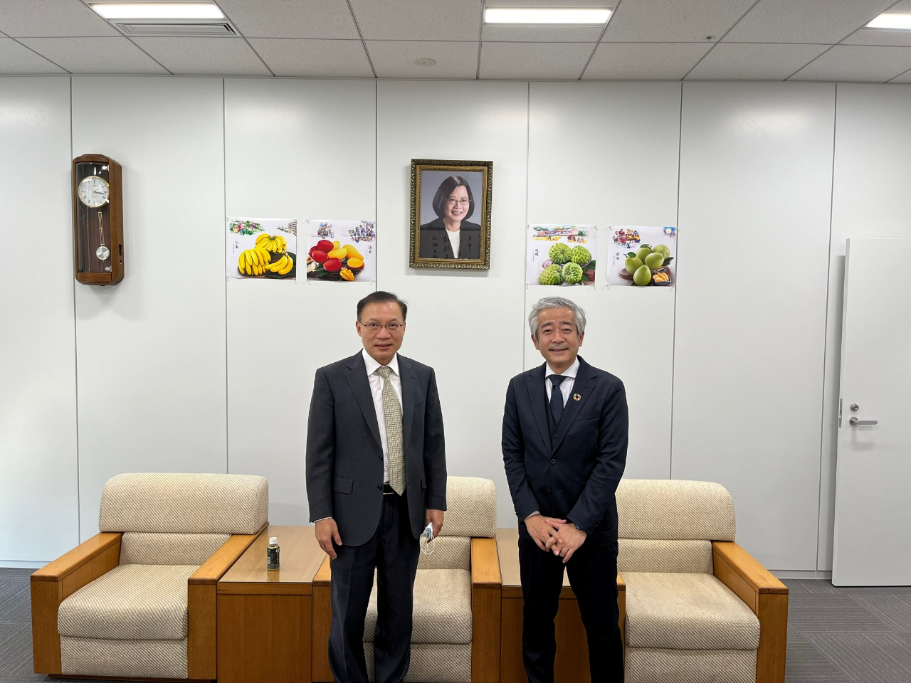 張副処長（左）と清水副市長（右）の記念撮影