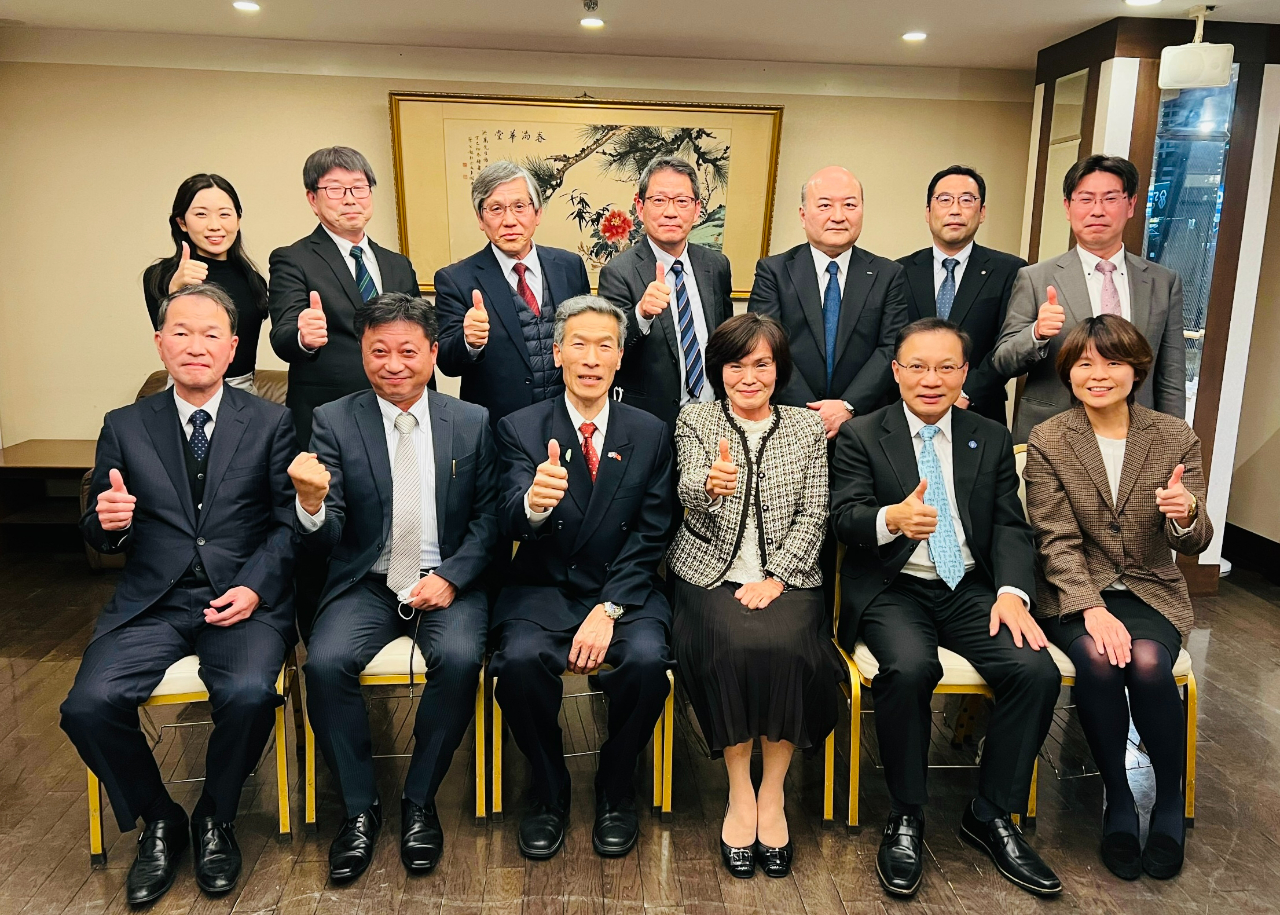 向明徳・駐大阪弁事処長(前列左3)、張永賢・駐大阪弁事処副処長(前列右2)らと訪台メンバーの記念撮影