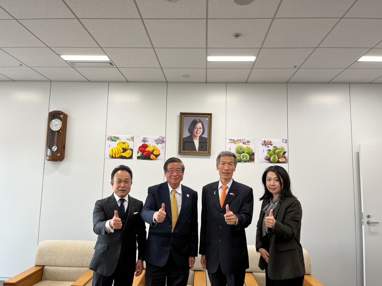 左より：松浦哲也・徳島観光協会観光振興課課長、瀬津弘順・徳島文理大学教授、向明徳・駐大阪弁事処長、日本観光振興協会の細松香里様