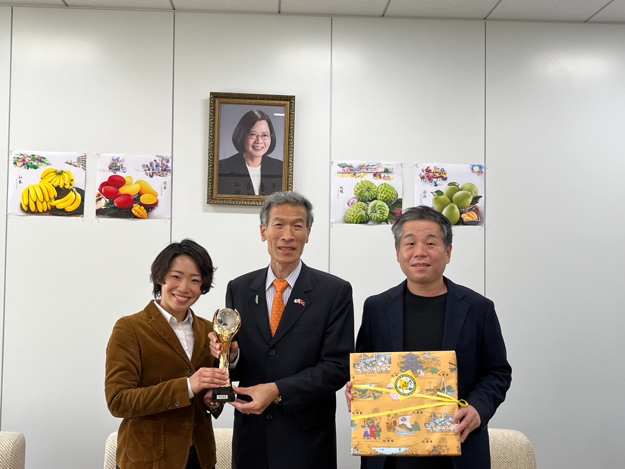 左より：高雄陽信銀行女子サッカーチーム所属の若林美里選手、向明徳・駐大阪弁事処長、PROJECT ONE田口優樹氏