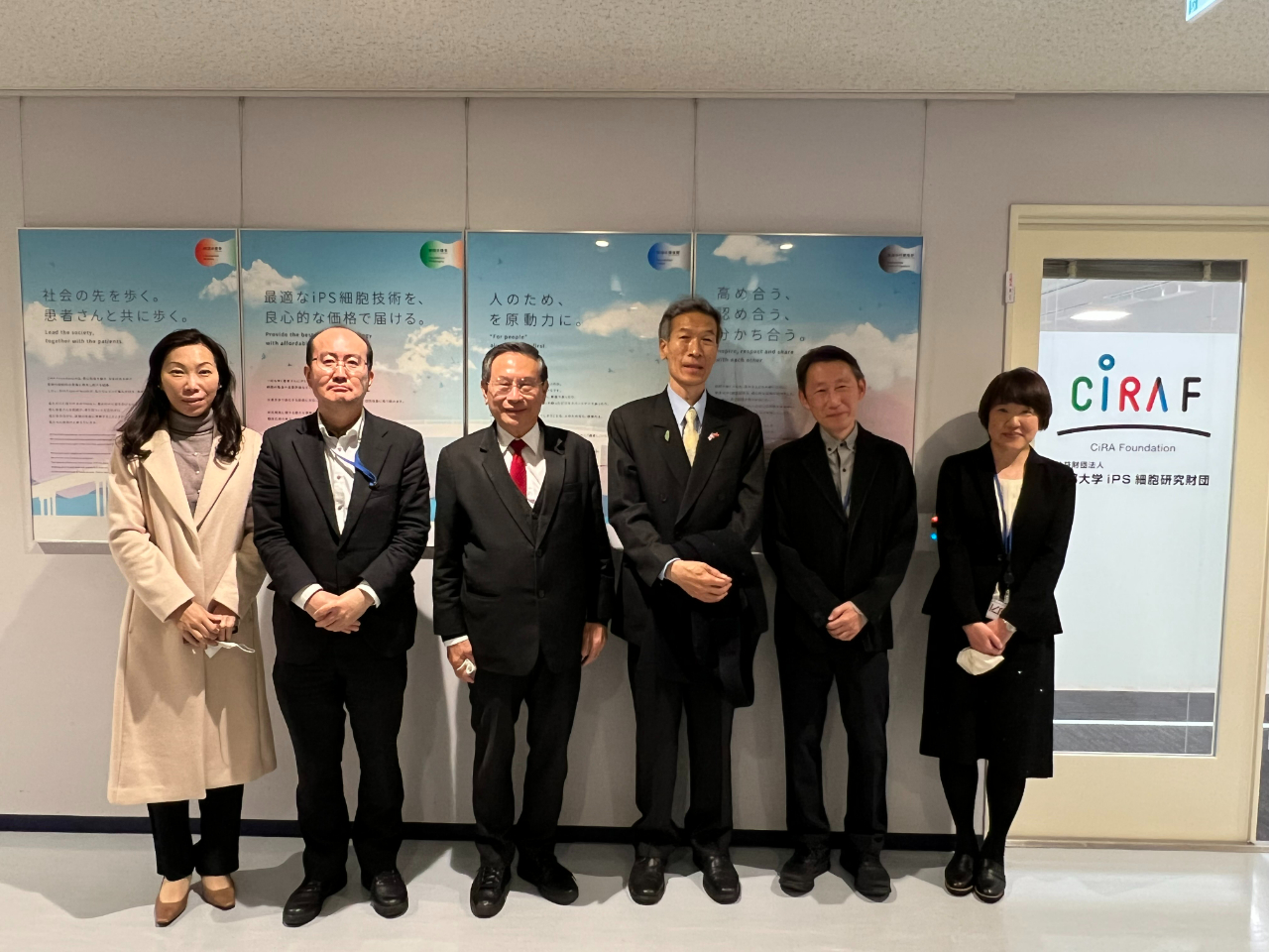 向明徳処長(右から3番目)と涂醒哲・理事長(左から3番目)および研究員ら