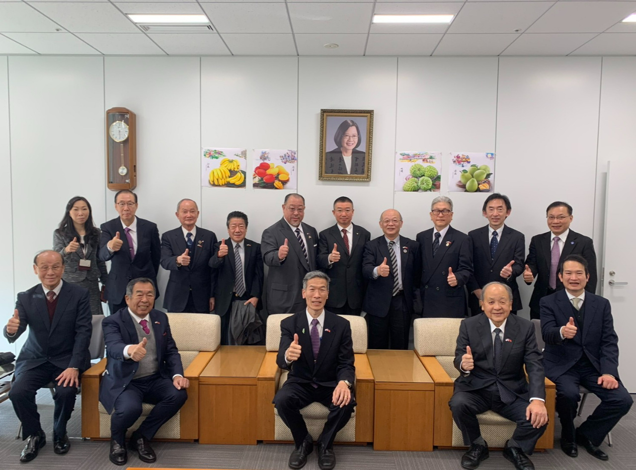 向明徳・駐大阪弁事処長(座席中央)と大阪中華総会および大阪中華学校の幹部ら