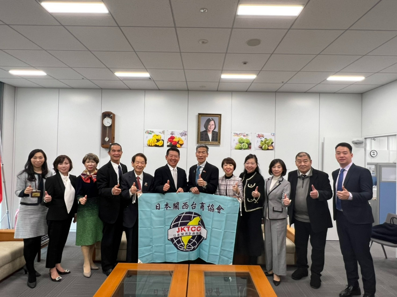 向処長(右から6番目)と楊会長(左から6番目)および台商協会の幹部ら