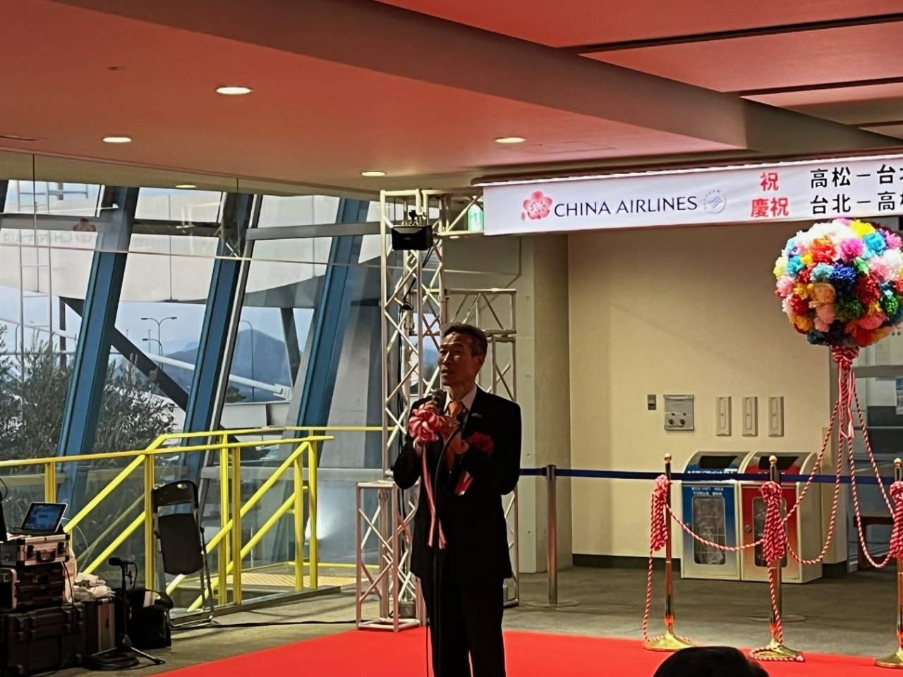 運航再開記念セレモニーに出席する向処長