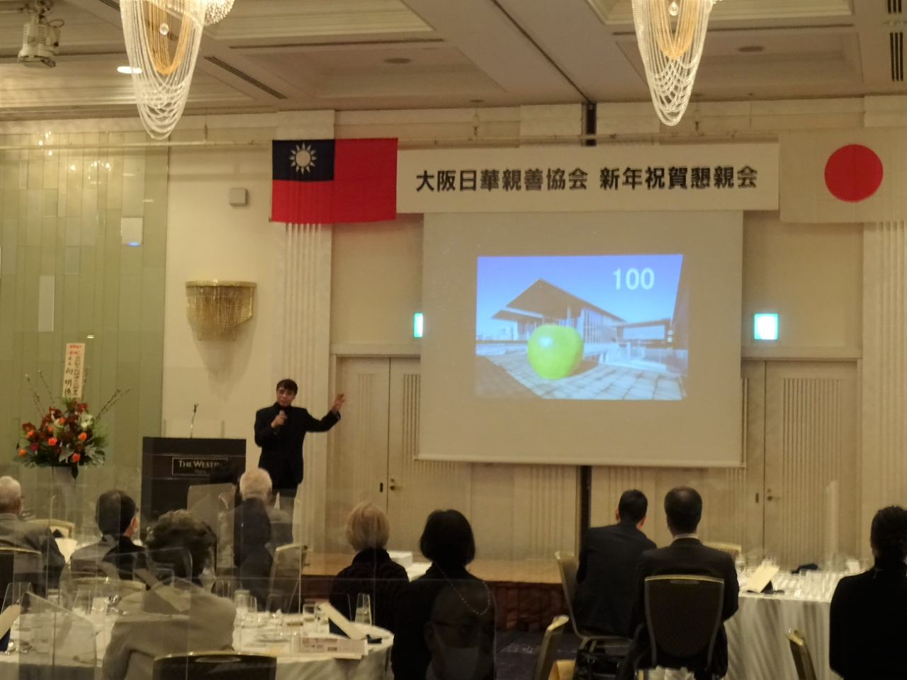 講演する建築家の安藤忠雄氏