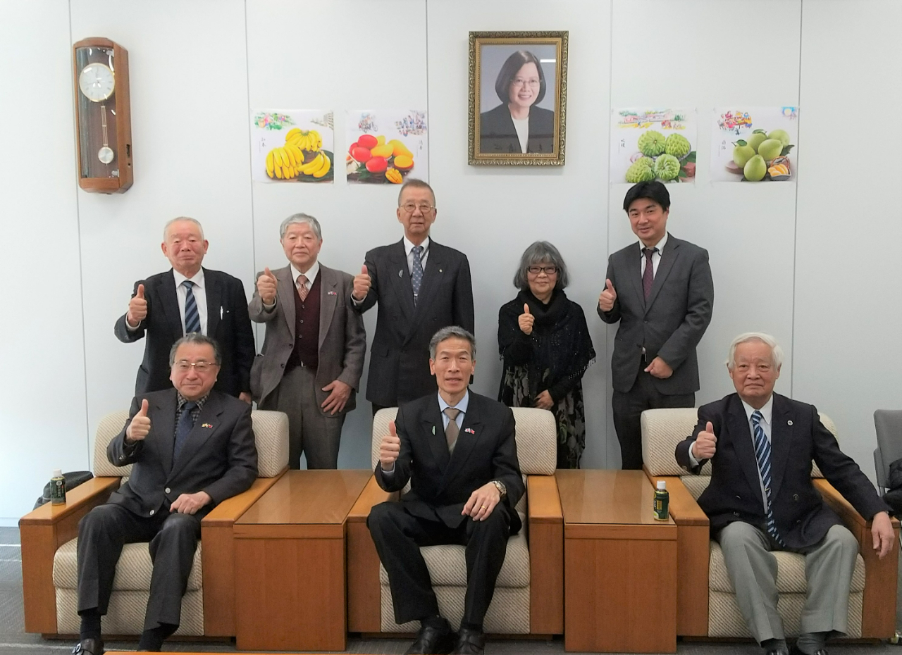 前列：向処長と児玉会長（右）及び阪口理事長（左）
後列左より：藤本事務局長、加藤副会長、辻井副理事長、梅原理事及び曽根理事