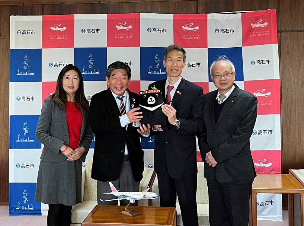 向処長(右2)と阪口市長(左2)、蕭支店長(右1)及び澤尾支店長輔佐(左1)の集合写真