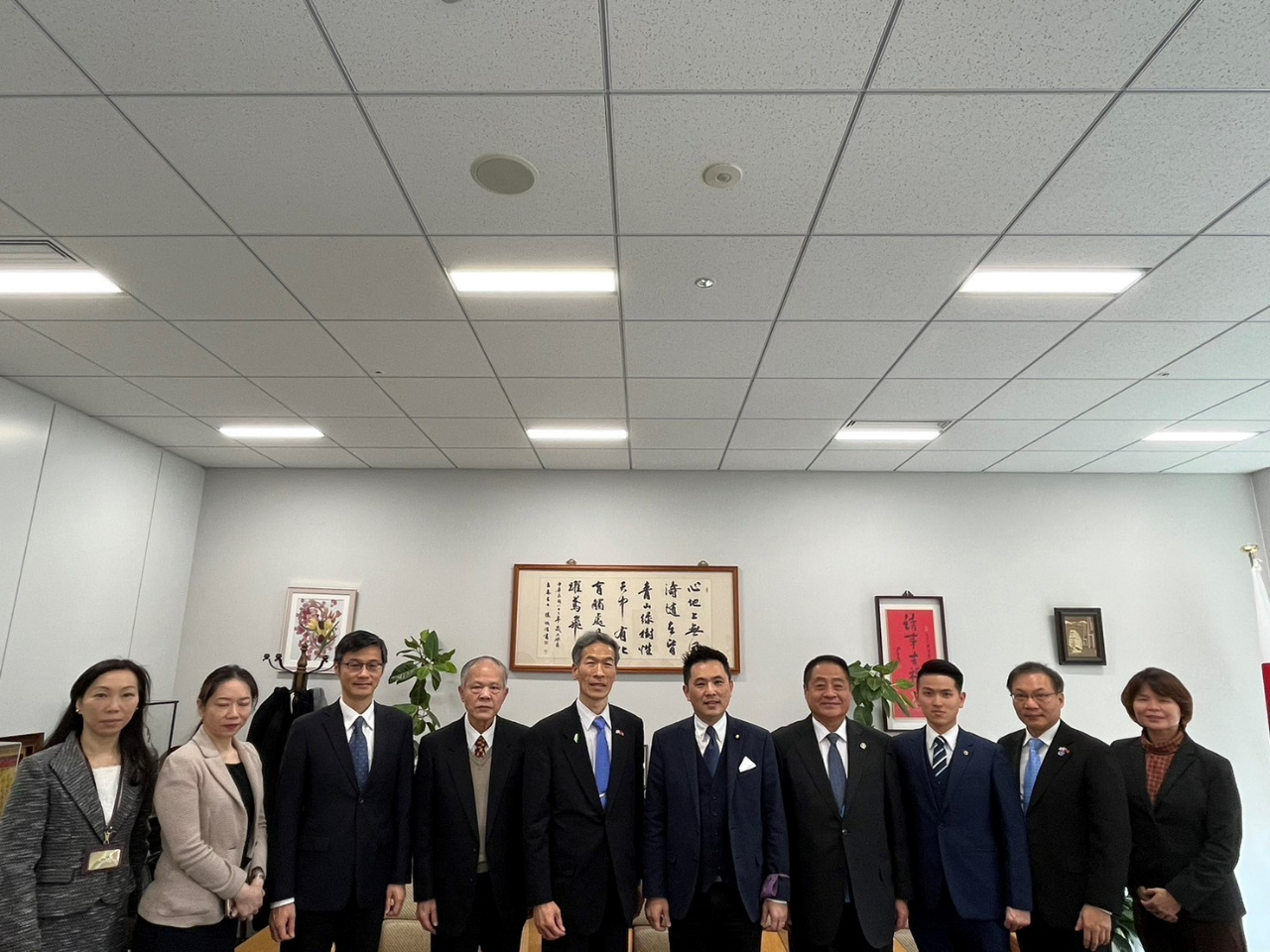 向処長(左から5番目)、陳議員(右から5番目)、李会長(右から4番目)、陳代表取締役(左から4番目)、張記者(右から3番目)、張副処長(右から2番目)および当処職員ら