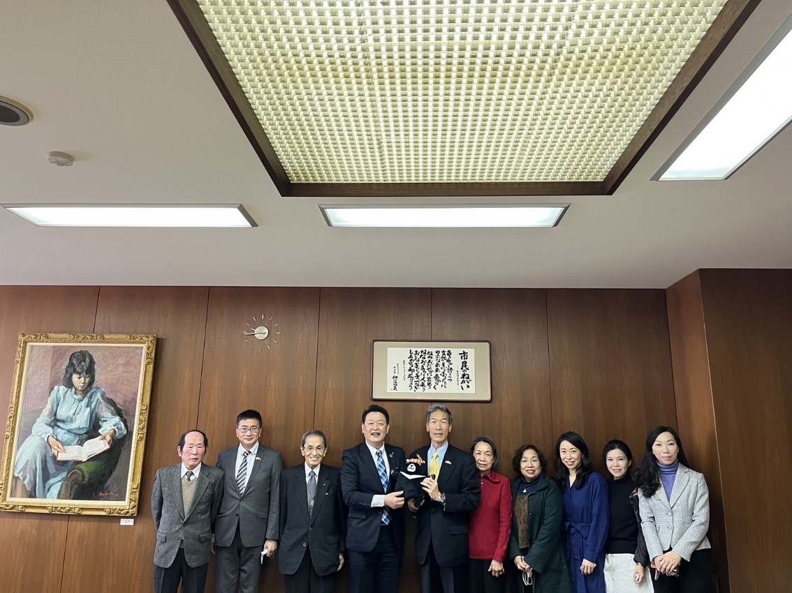 処長（左5）と夫人（右5）が七尾市役所を表敬訪問し、茶谷義隆・市長（左4）、陳文筆・理事長（左2）、一青妙・著名作家（右3）らと記念撮影