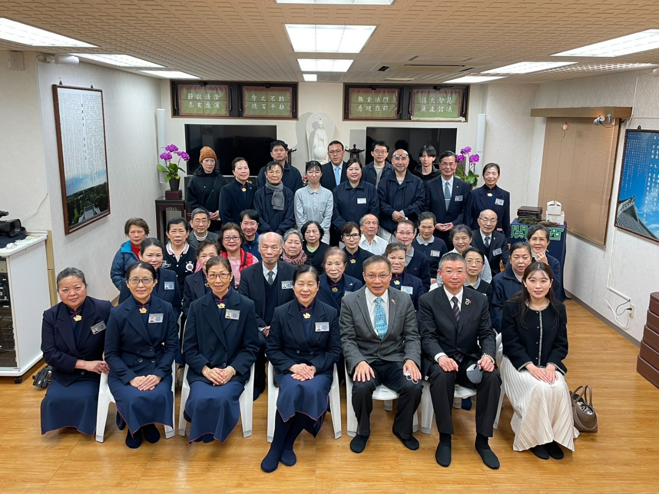 駐大阪弁事処の張永賢・副処長(前列右より3番目)、慈濟の許麗香・執行長(前列右より4番目)と参加者ら