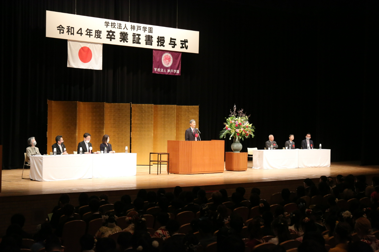 卒業生へ祝辞を述べる向明德・駐大阪弁事処長