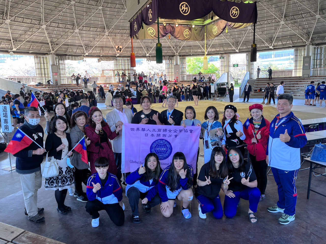 向処長夫妻(後列右から5、6番目)、李明峻・理事長(後列右から8番目)および選手、僑胞ら