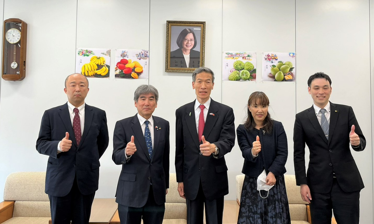 左より：三宅主幹、岩本所長、向処長、藤井新所長、鈴木主任