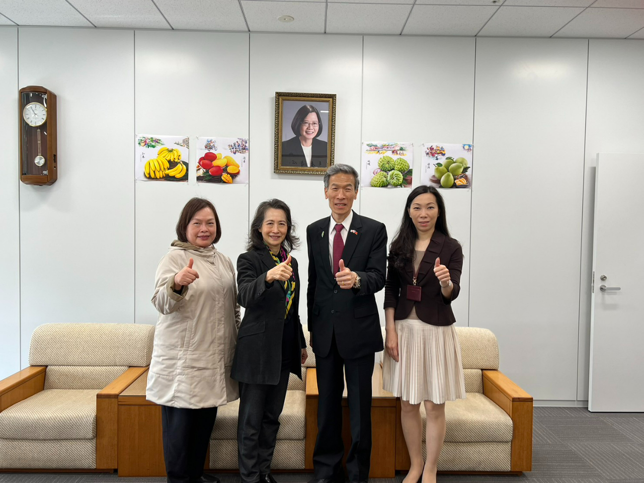 向明德・処長(右から2番目)と伊藤みどり・代表(左から2番目)