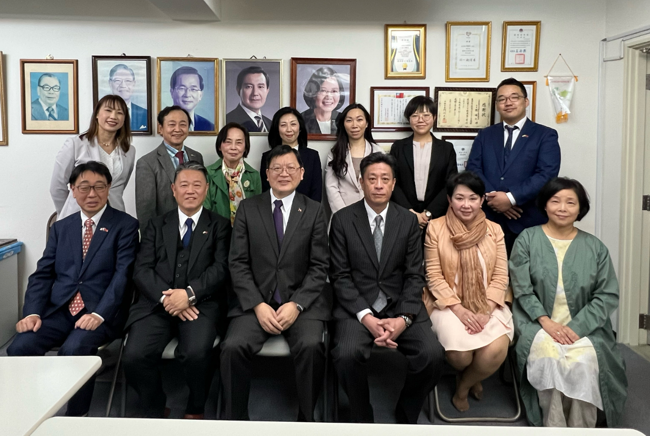 洪処長(左から3番目)と京都華僑総会の幹部ら