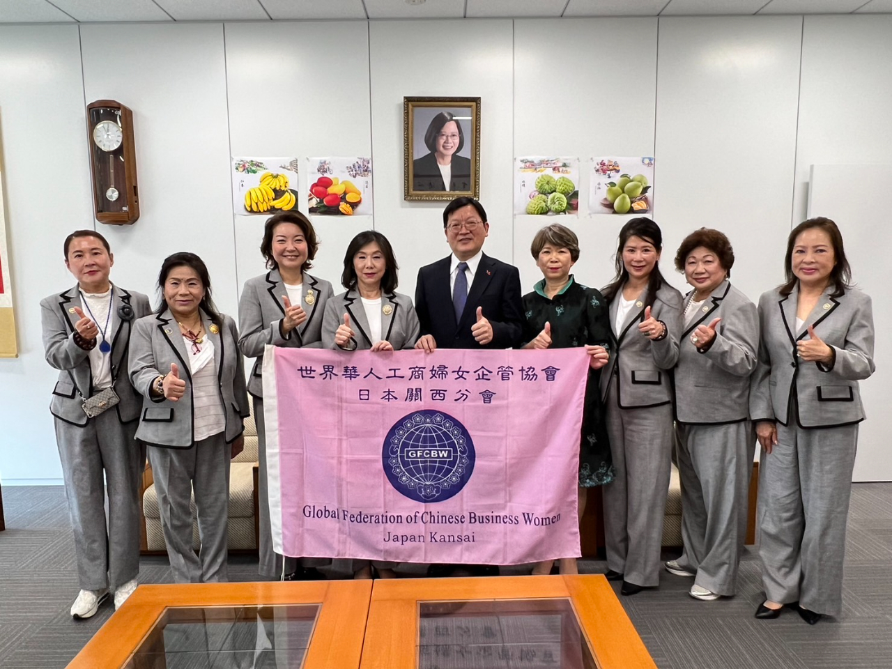 洪処長(中央)と劉会長(左から4番目)および幹部ら