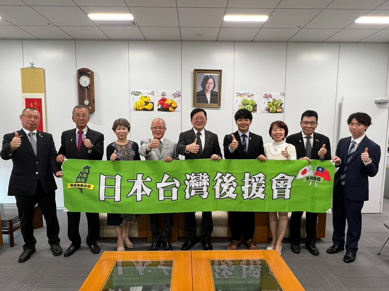 洪処長(中央)と陳会長(左から4番目)ら