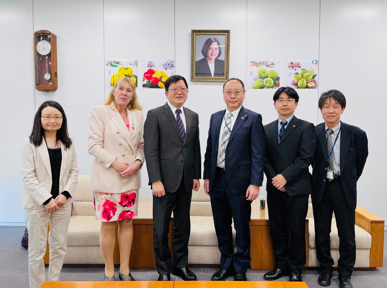 洪英傑・駐大阪弁事処長(左から3番目)が大阪大学の田中学・副学長(右から3番目)および山本ビバリーアン・副学長(左から2番目)らの訪問を受ける