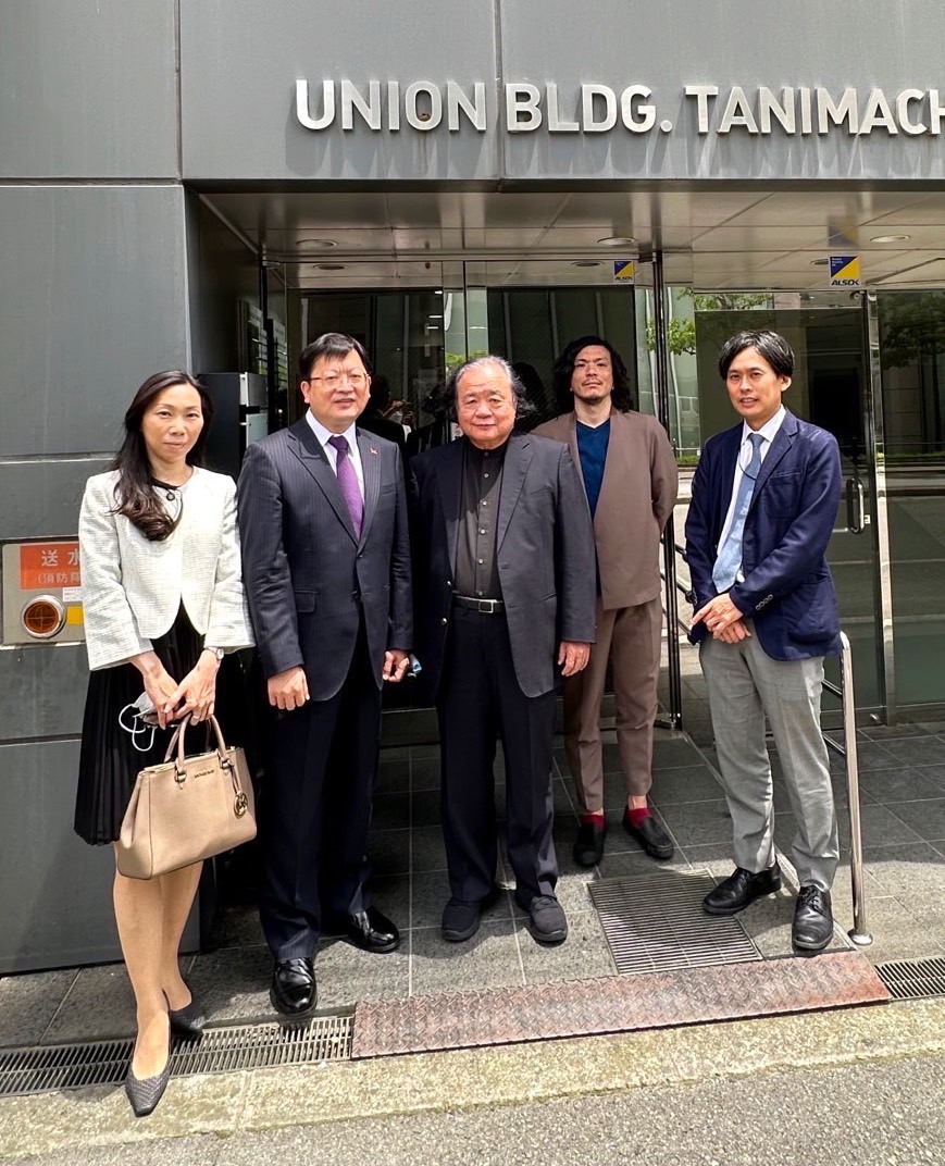 洪処長(左より2番目)と廣川・僑務顧問(中央)ら