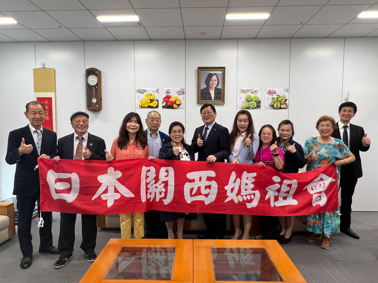 洪処長(右から6番目)、川野会長(左から5番目)と幹部ら