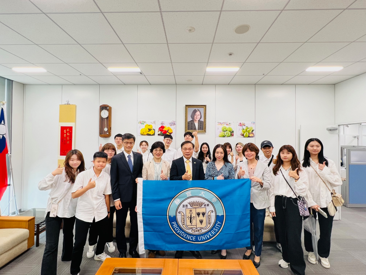 静宜大学「国際学院寰宇外国語教育学士学位プログラム」の訪問団一行と交流を行った張永賢・副処長(前列左より5人目)と職員ら