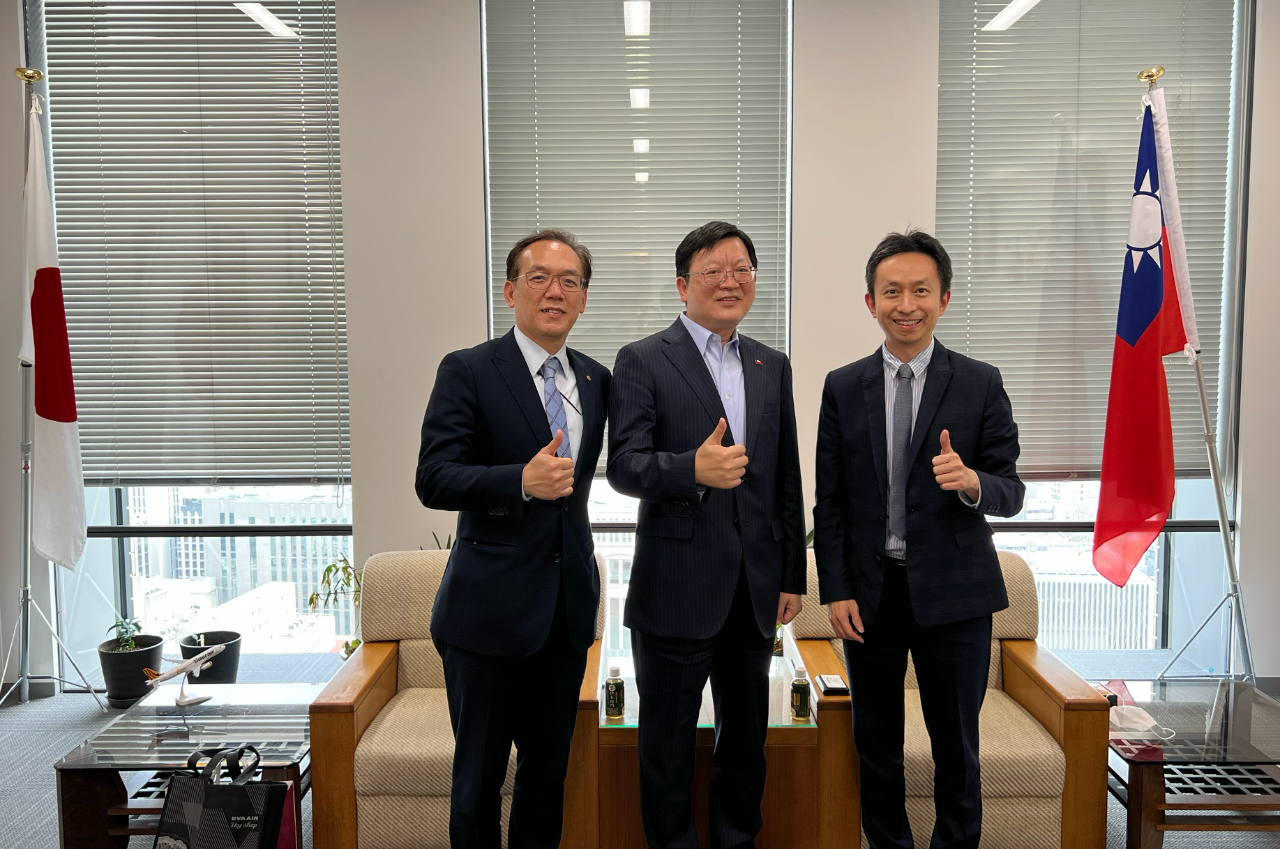 左より：劉支店長、洪処長、李支店長