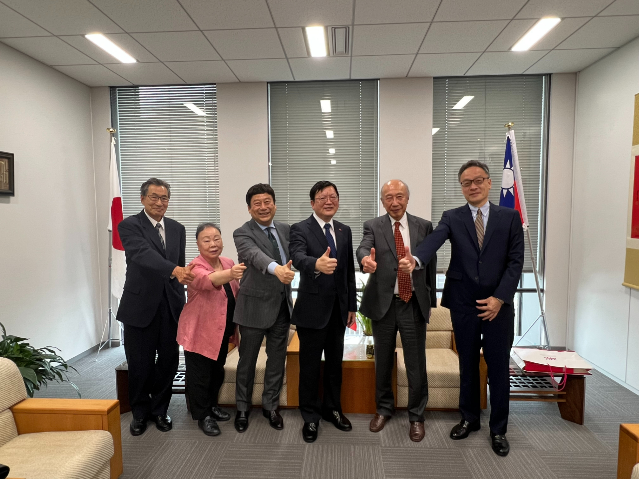 洪処長(右から3番目)と王会長(左から3番目)ら