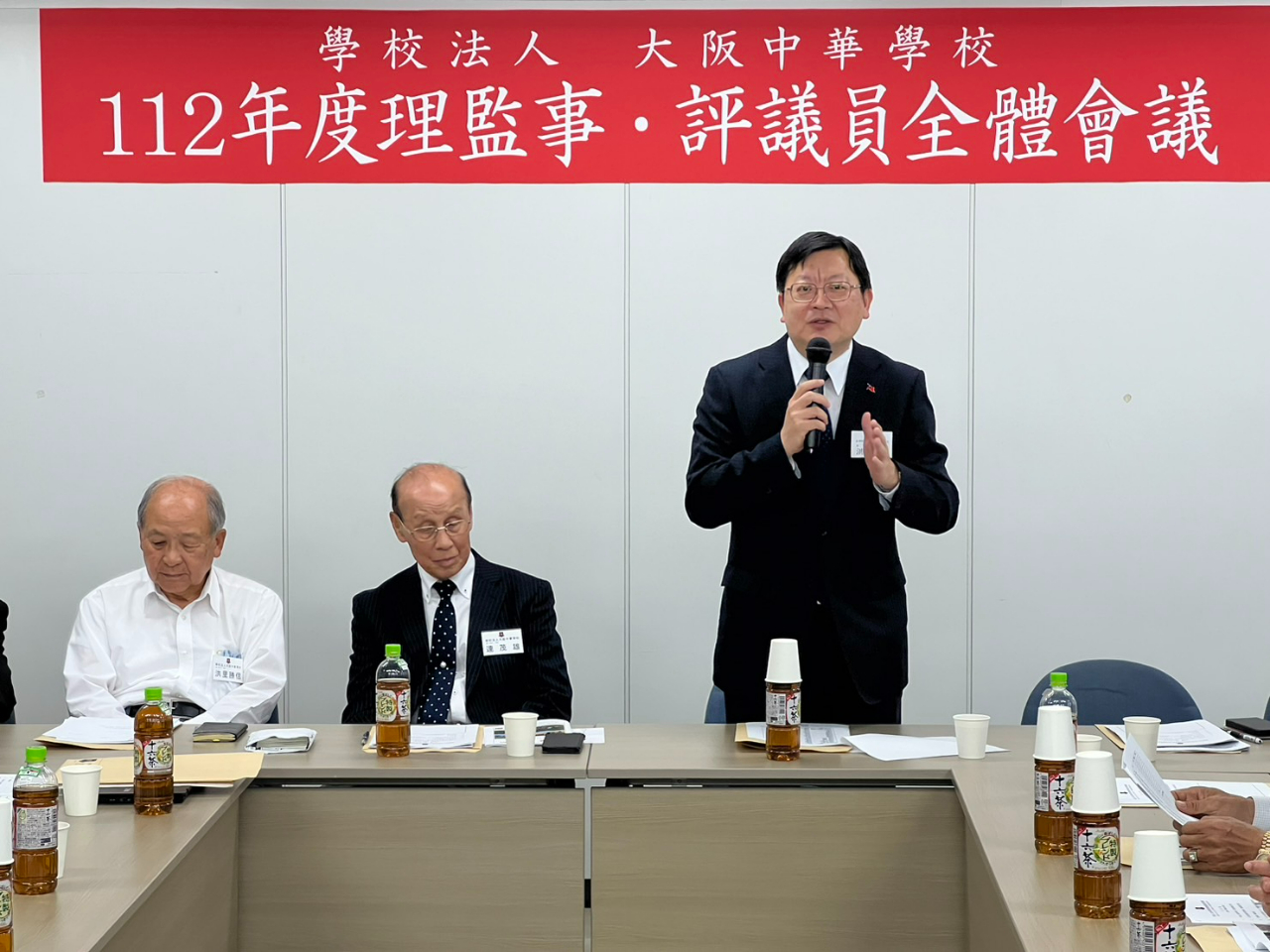 大阪中華学校の理監事会議に出席する洪英傑・駐大阪弁事処長
