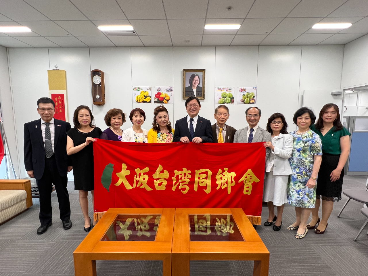 洪処長(右から6番目)、謝会長(左から5番目)および幹部ら