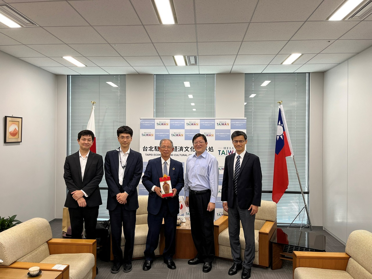 左より：徳島県関西本部の池内・係長、大岡・副本部長、熊谷・理事長、洪処長、黃部長