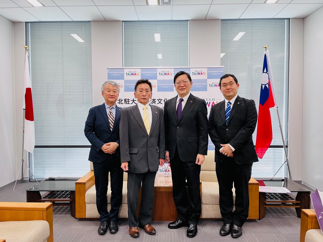 左より：天理大学の中川裕三・教授、永尾比奈夫・学長、洪英傑・駐大阪弁事処長、今井淳雄・准教授