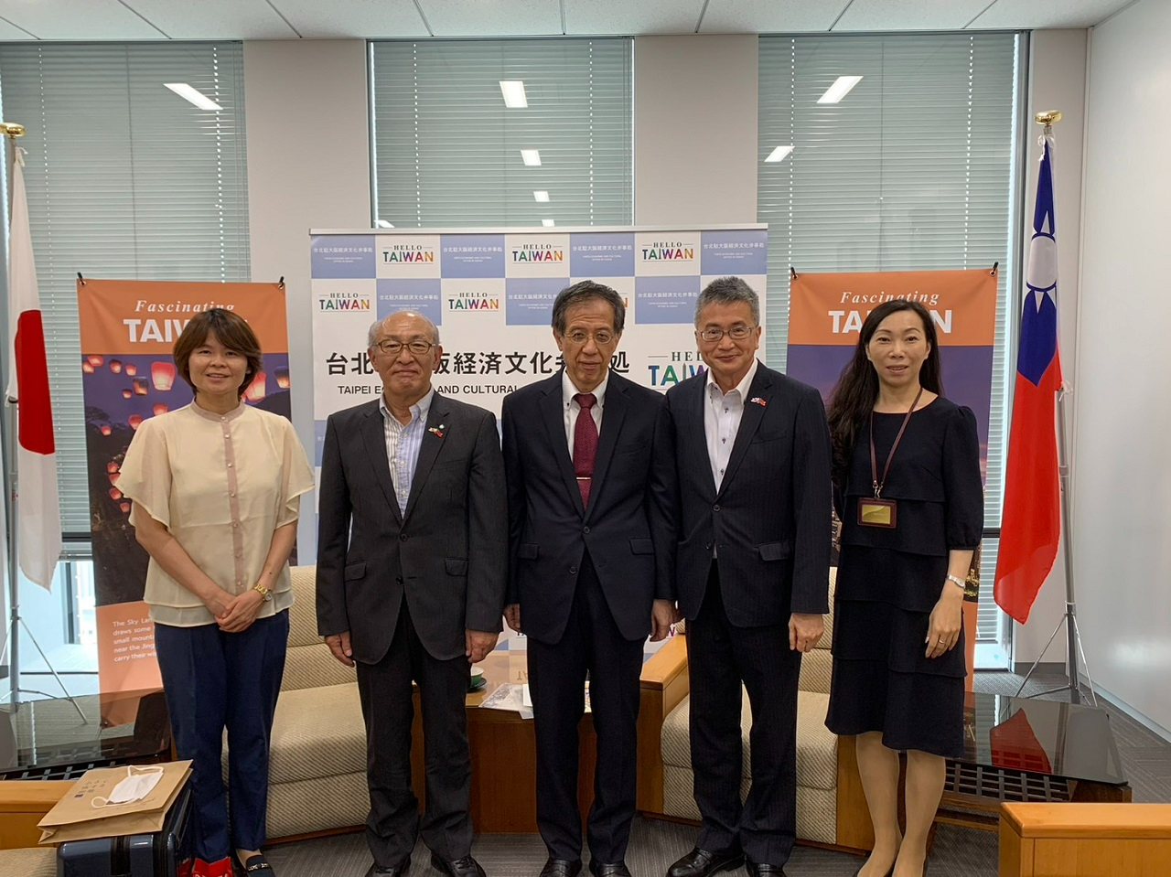 左2人目より：宮下町長、陳副処長および陳理事長