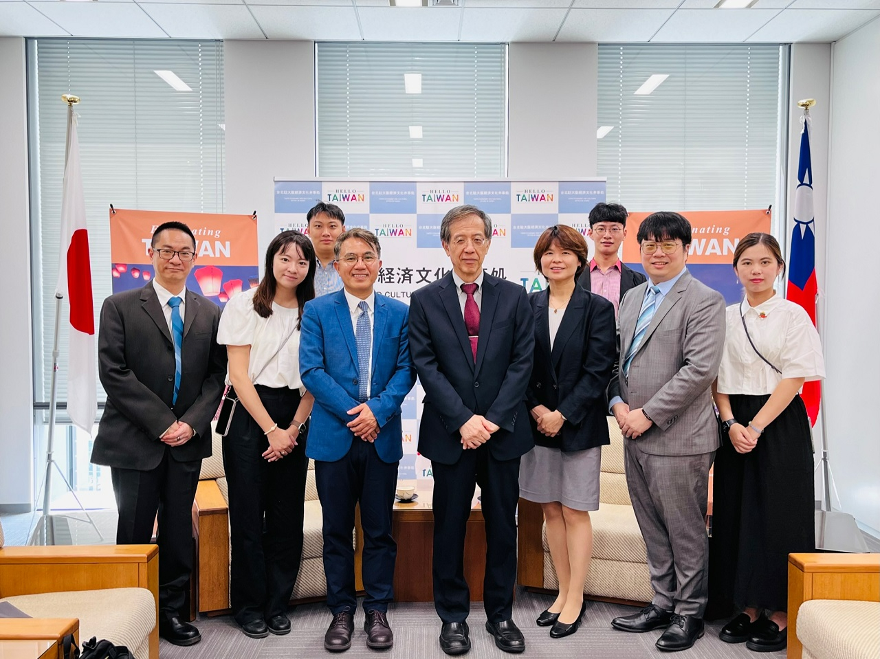 実践大学の郭壽旺・副学長(左3人目)ご一行が当処を訪問し、陳振宗・駐大阪弁事処副処長(右4人目)が林育柔・文教課長(右３人目)とともに訪問を受けた
