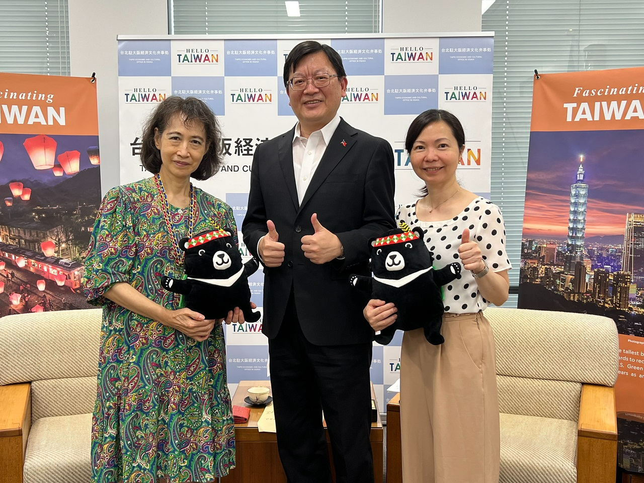 左より：伊藤会長、洪処長および田中氏