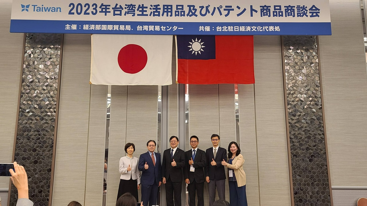 左より：台湾貿易センター大阪事務所の張惠莉・所長、中華民国対外貿易発展協会の王熙蒙・秘書長、洪処長、鄭培堅・団長、黃王維・経済部長、沈青縈・副団長
