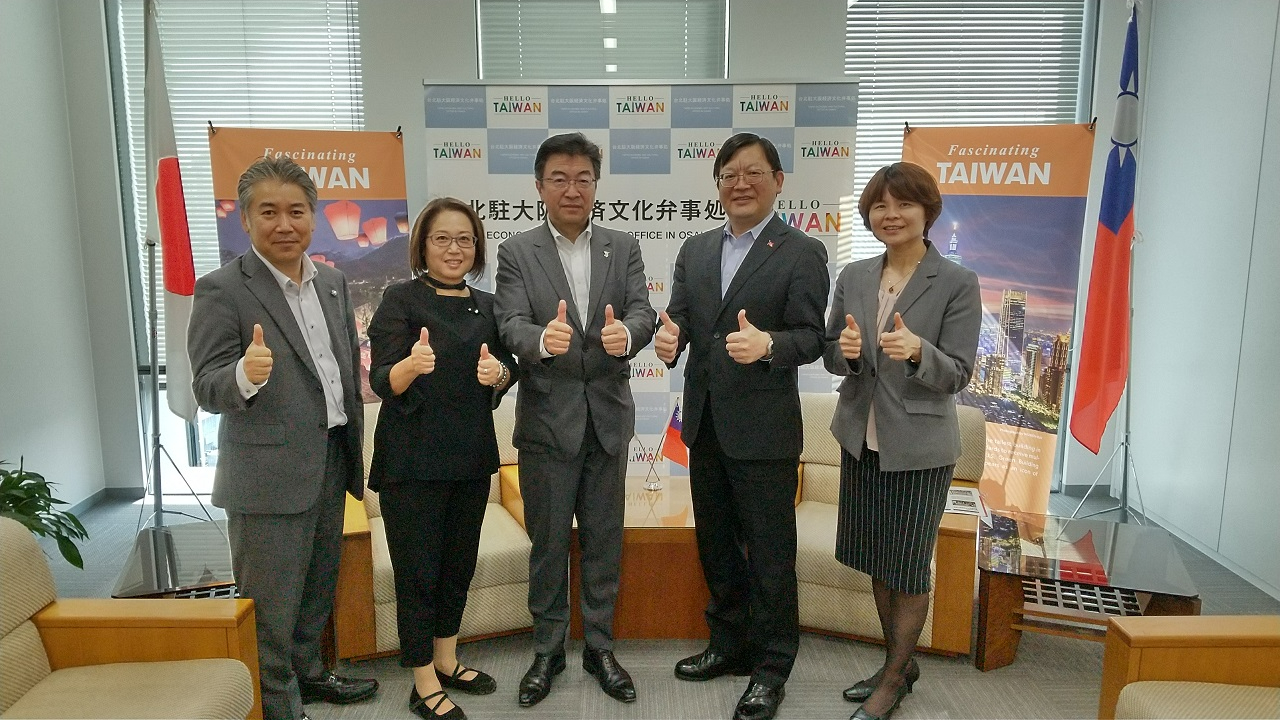 左より：愛媛県大阪事務所の仙波元衛・所長、一般社団法人「坊ちゃん劇場」岡本美智子・理事、越智陽一・代表理事、台北駐大阪経済文化弁事処の洪英傑・処長、林育柔・文教課長