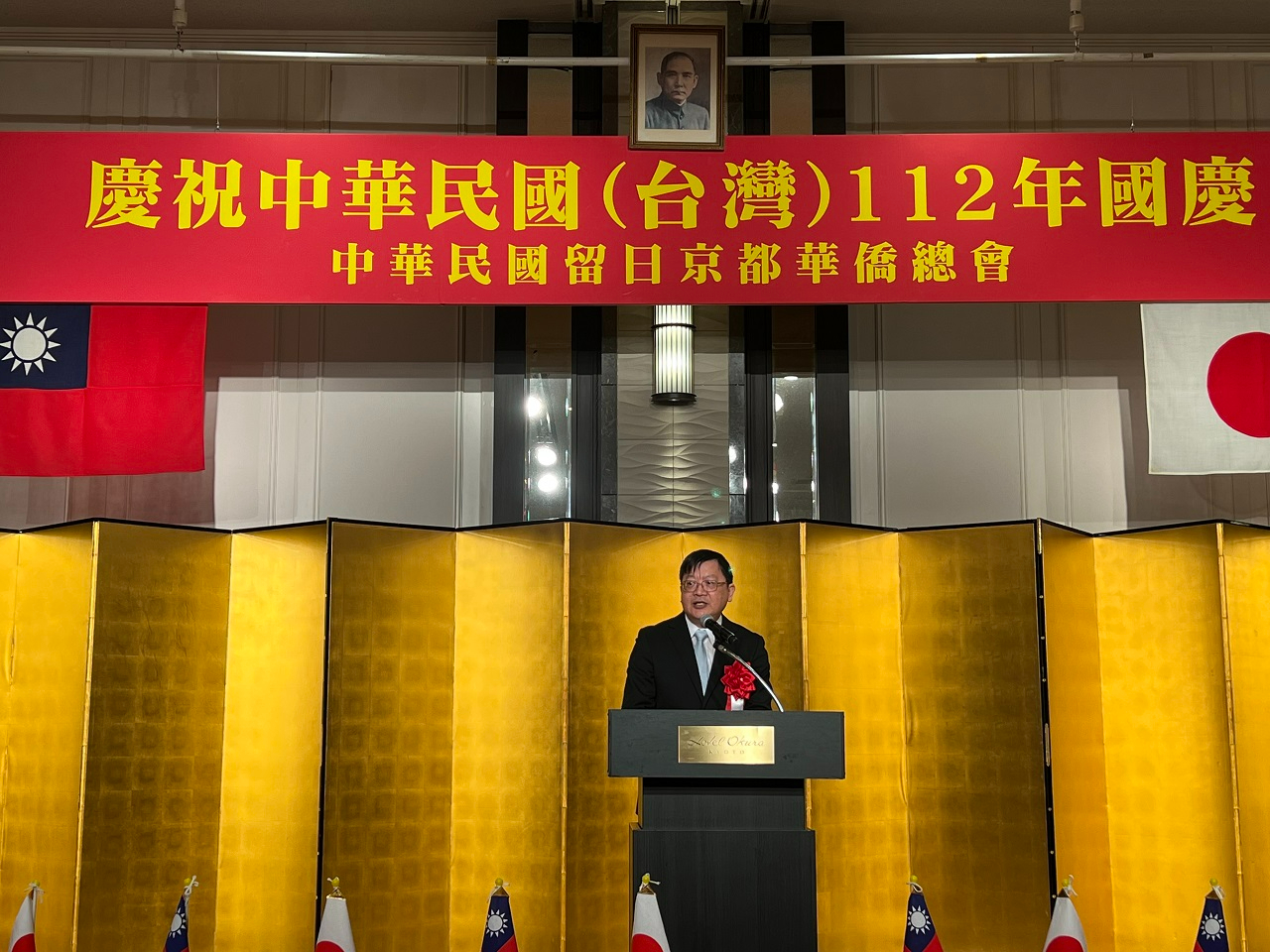 挨拶する洪処長