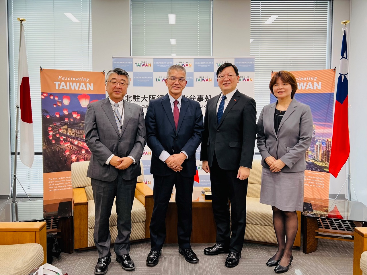 左より：学校法人高知学園高知小学校の山岡大二・校長、高知学園の福田道則・本部長、台北駐大阪経済文化弁事処の洪英傑・処長、林育柔・文教課長