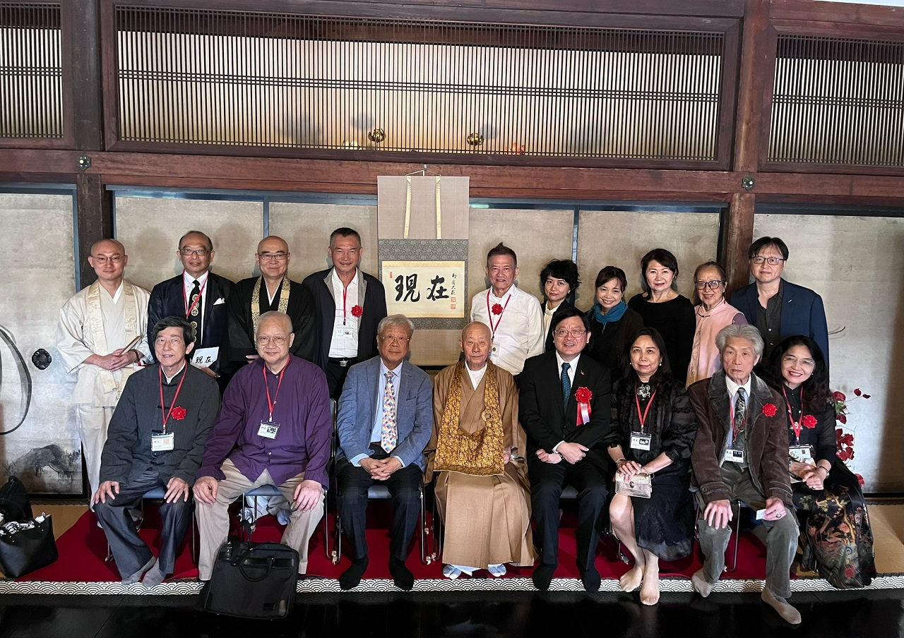 芸術作家らと記念撮影する洪英傑・処長