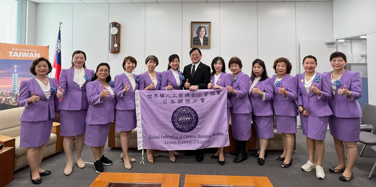 洪処長(中央)、林会長(左6人目)、洪名誉会長(左5人目)、劉輔導会長(右6人目)および幹部ら