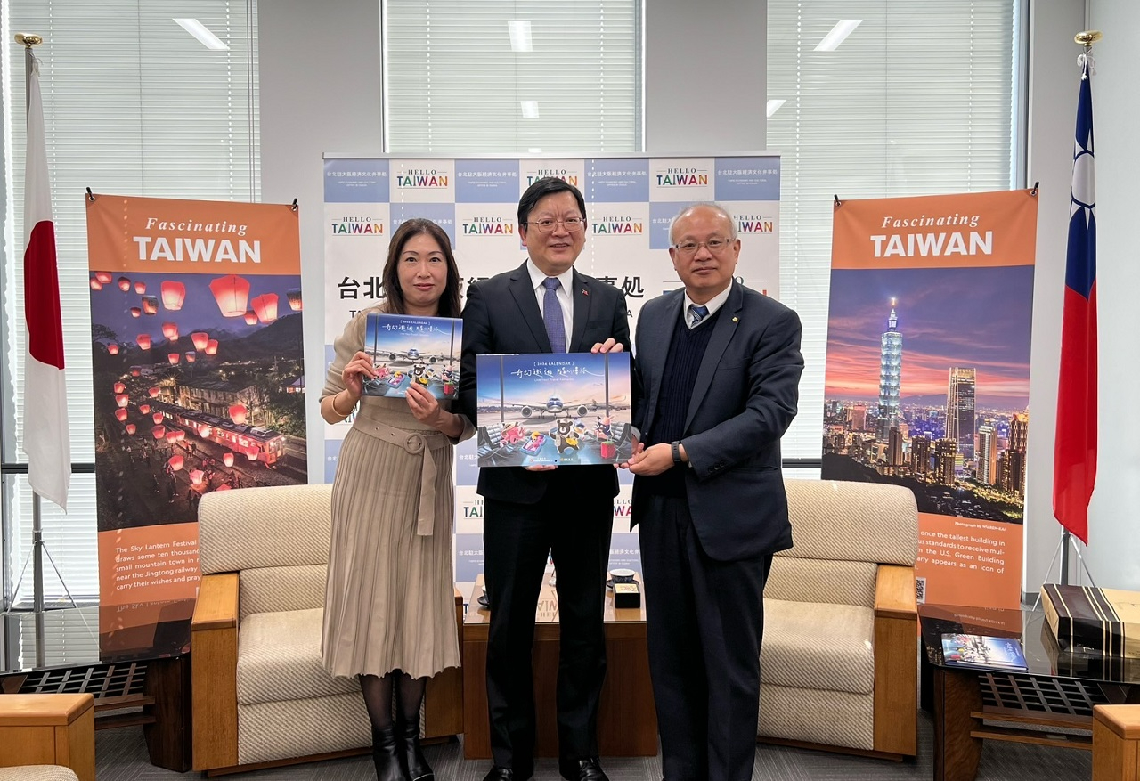 洪処長へチャイナエアライン特製カレンダーを手渡す蕭支店長(右)