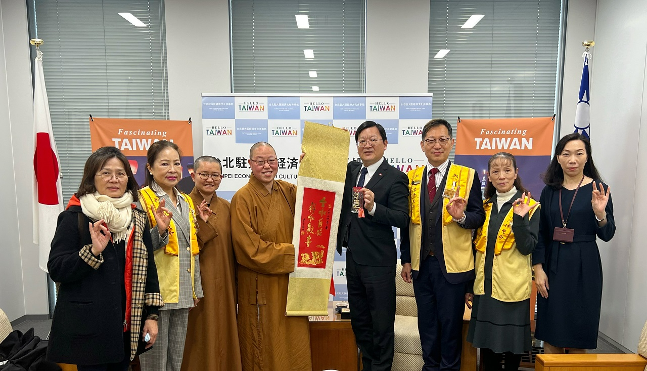 左2人目より：陳会長、知因法師、副住職の如泉法師、洪処長および松田督導ら