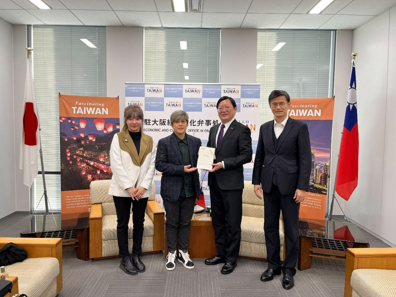 左より：雨晴国際株式会社の張容榕・総監、潘雨晴・社長、洪処長、黃部長