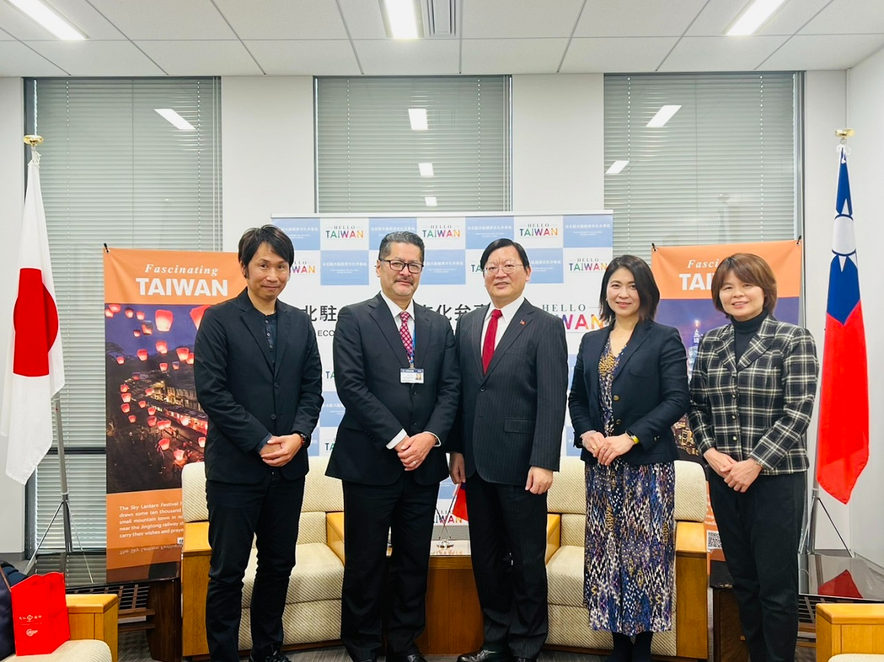 左より：Kaohsiung Attackers FCの猪口武志・監督、大阪女学院高校の山﨑哲嗣・副校長、洪英傑・駐大阪弁事処長、大阪女学院高校の鈴木知美・主任、林育柔・文教課長