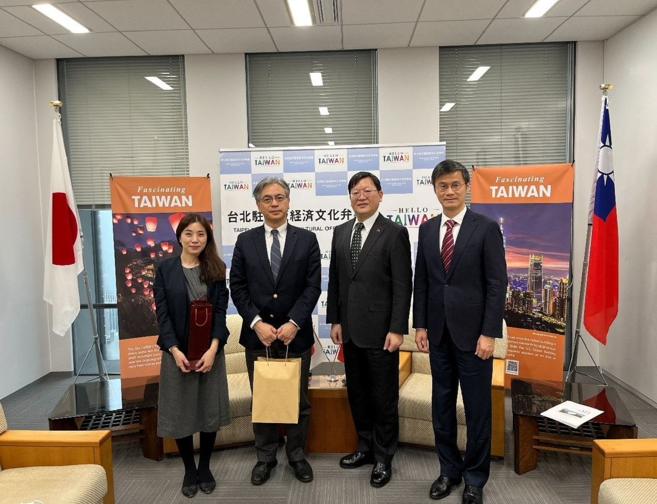 左より：ATR辰巳真起子部長、鈴木博之代表取締役専務、洪処長、黃部長