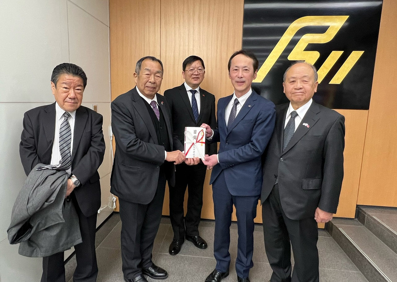 能登半島地震への義援金寄付に立ち会う洪処長(中央)