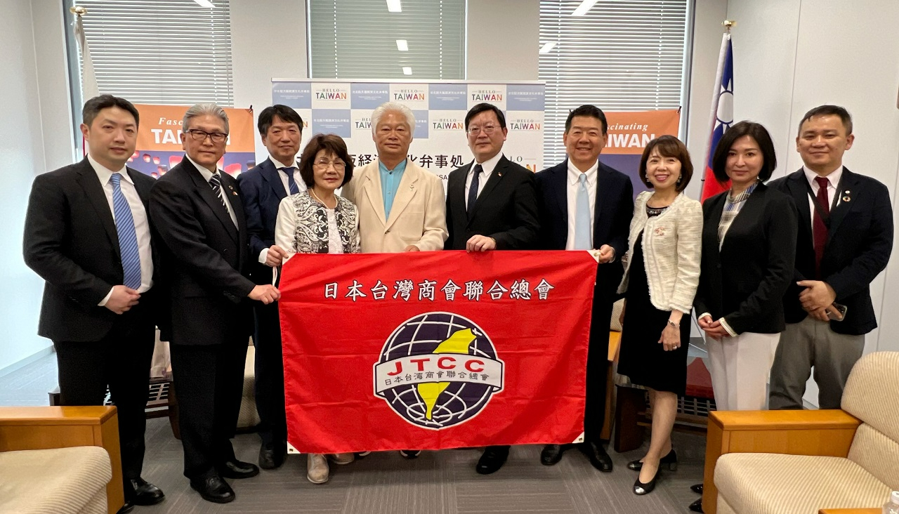 左より：頼本秘書長、藤田監事長、東郷総会長および洪処長が一行と記念撮影