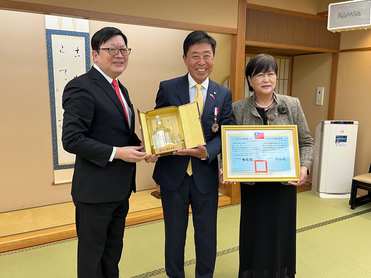 洪英傑･駐大阪弁事処長より褒章と証書を森田英二･高知県議会日台友好議員連盟元会長に伝達