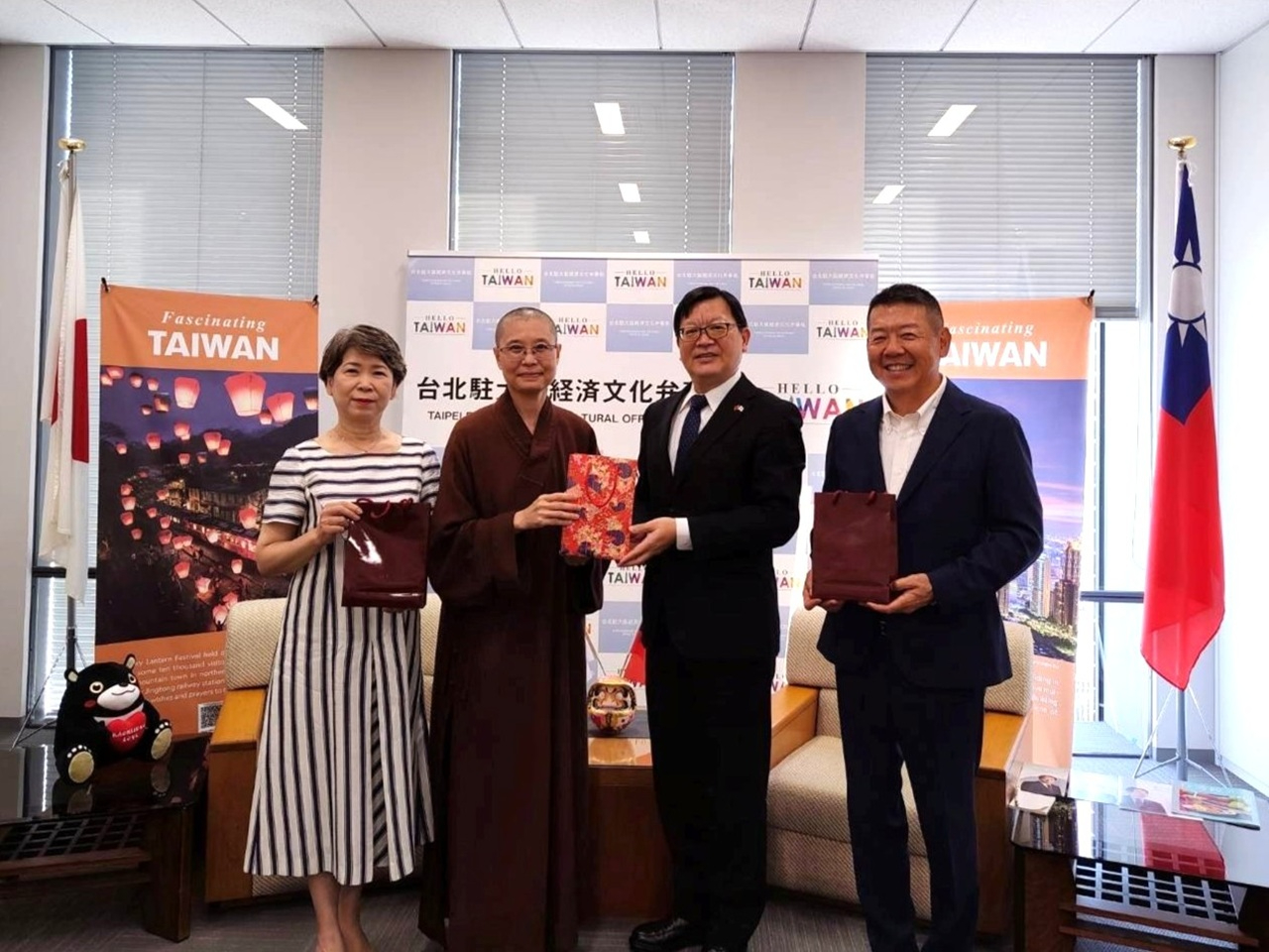 (左から)僑顧問洪麗華さん・見銜法師・洪処長・僑務促進委員楊立寧さん