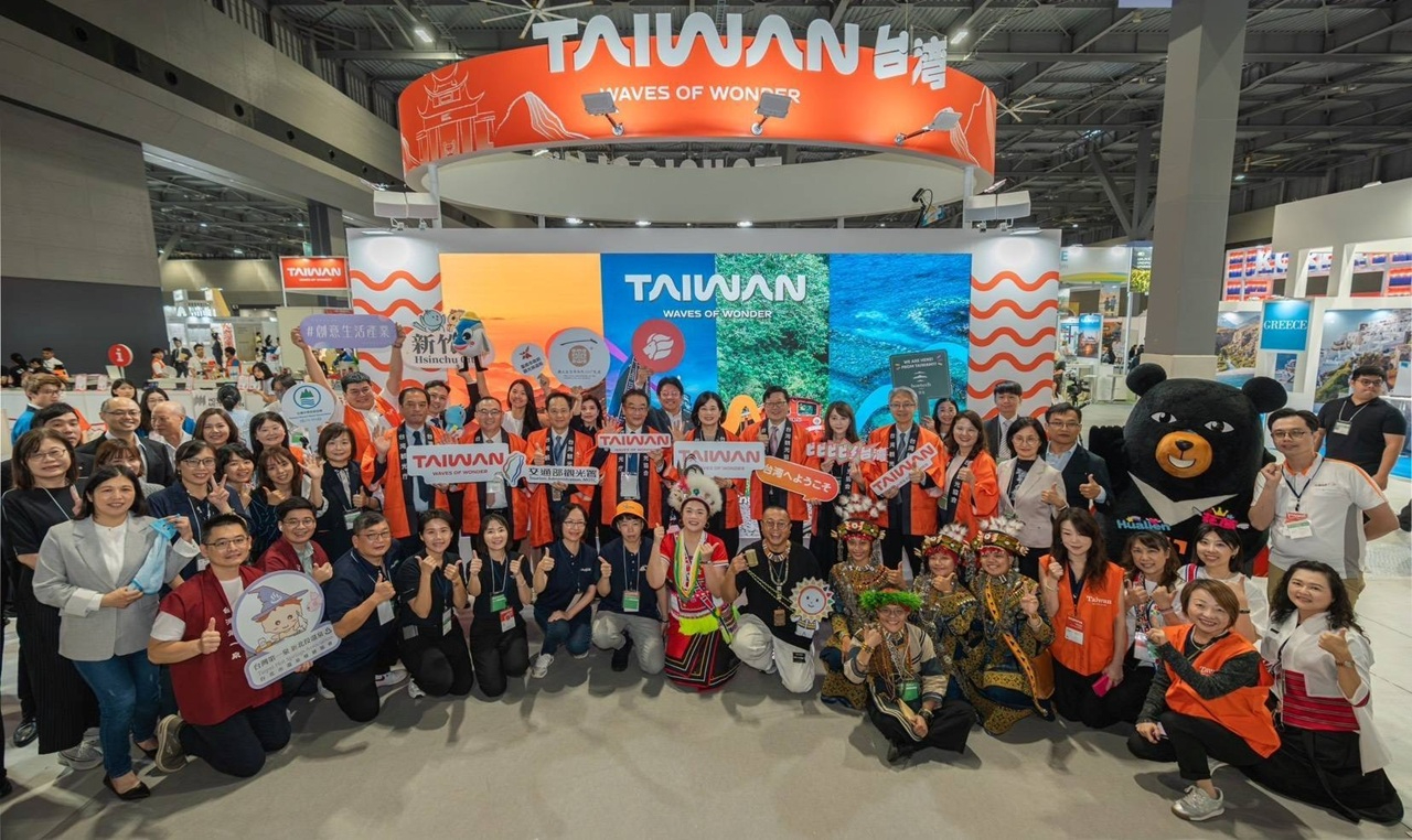 台湾パビリオンに出展した台湾代表団のメンバーらと共に